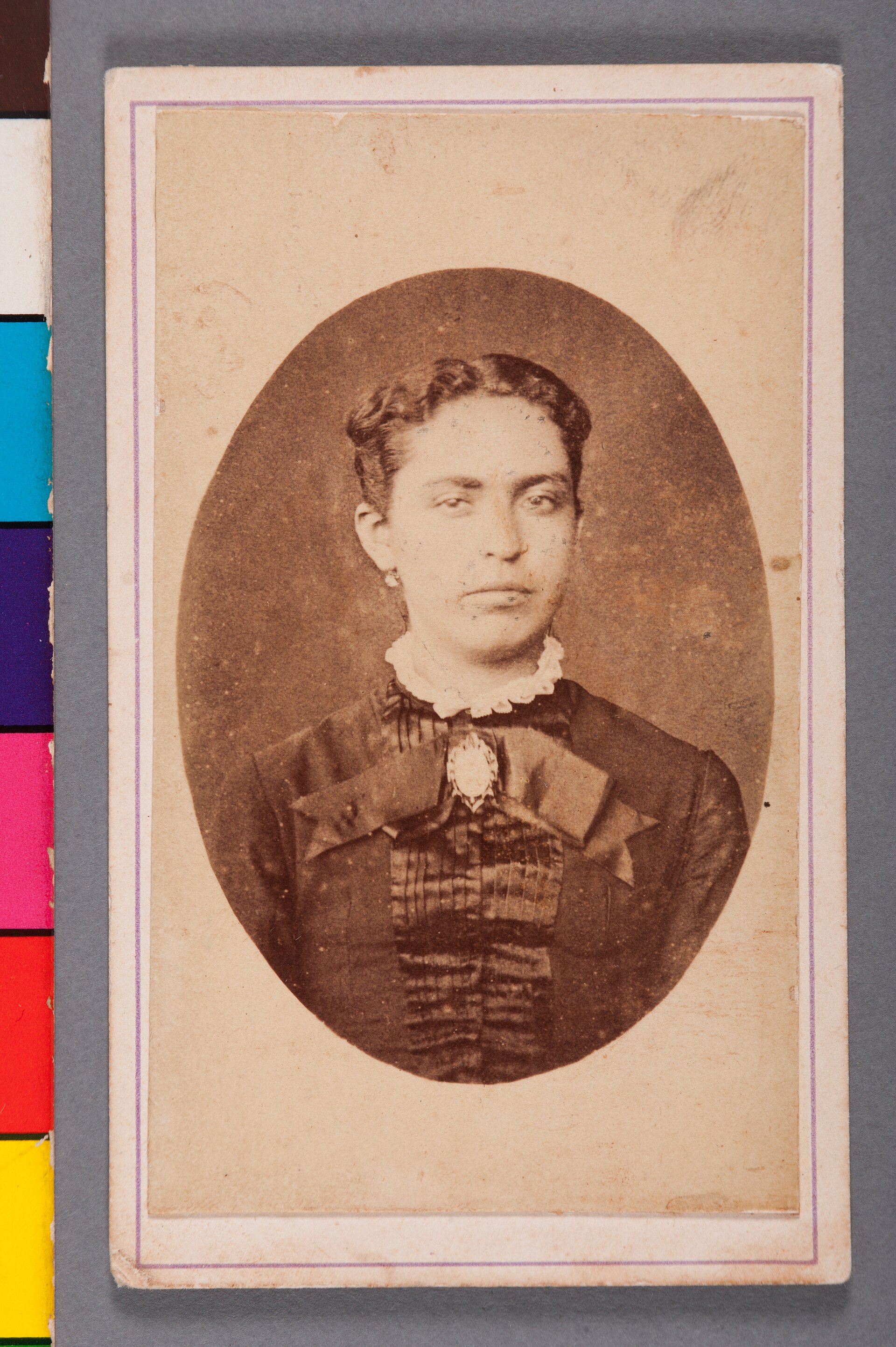 Imagem de referência de Mulher Anônima (1), descrito nos dados abertos como item da Coleção Carlos Eugênio Marcondes de Moura, no Museu Paulista